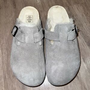Birkenstock boston genuine shearling lined clogs sz 38/7
Stone coin suede